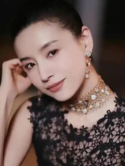 我想说，董洁作为女人，曾经那么的清高，如今为了儿子，首次承认离婚责任：任性不