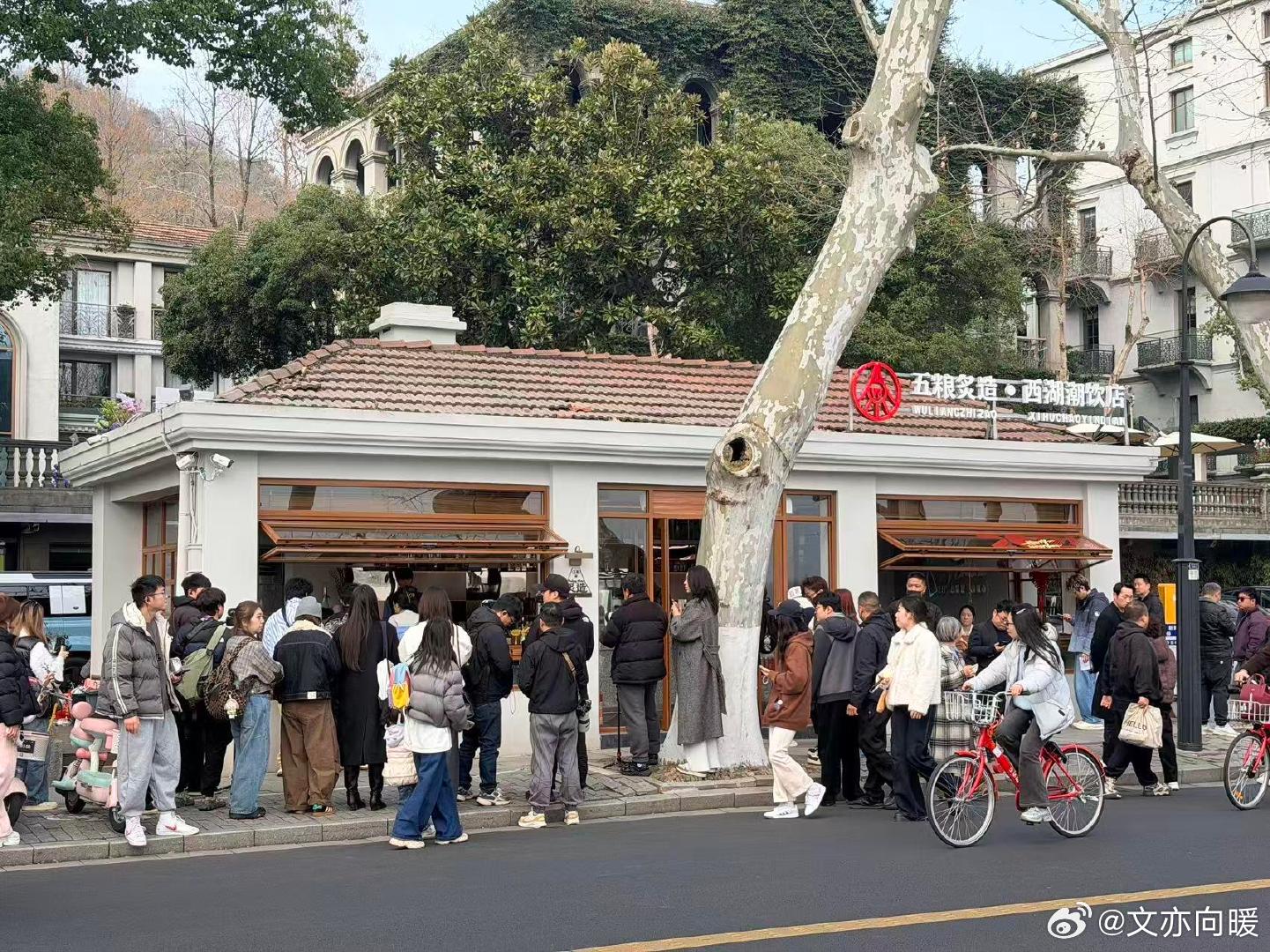 吴彦祖尹子维同框，妥妥颜值天花板！要是他俩教英语，那课堂不得超嗨，帅气魅力并存，