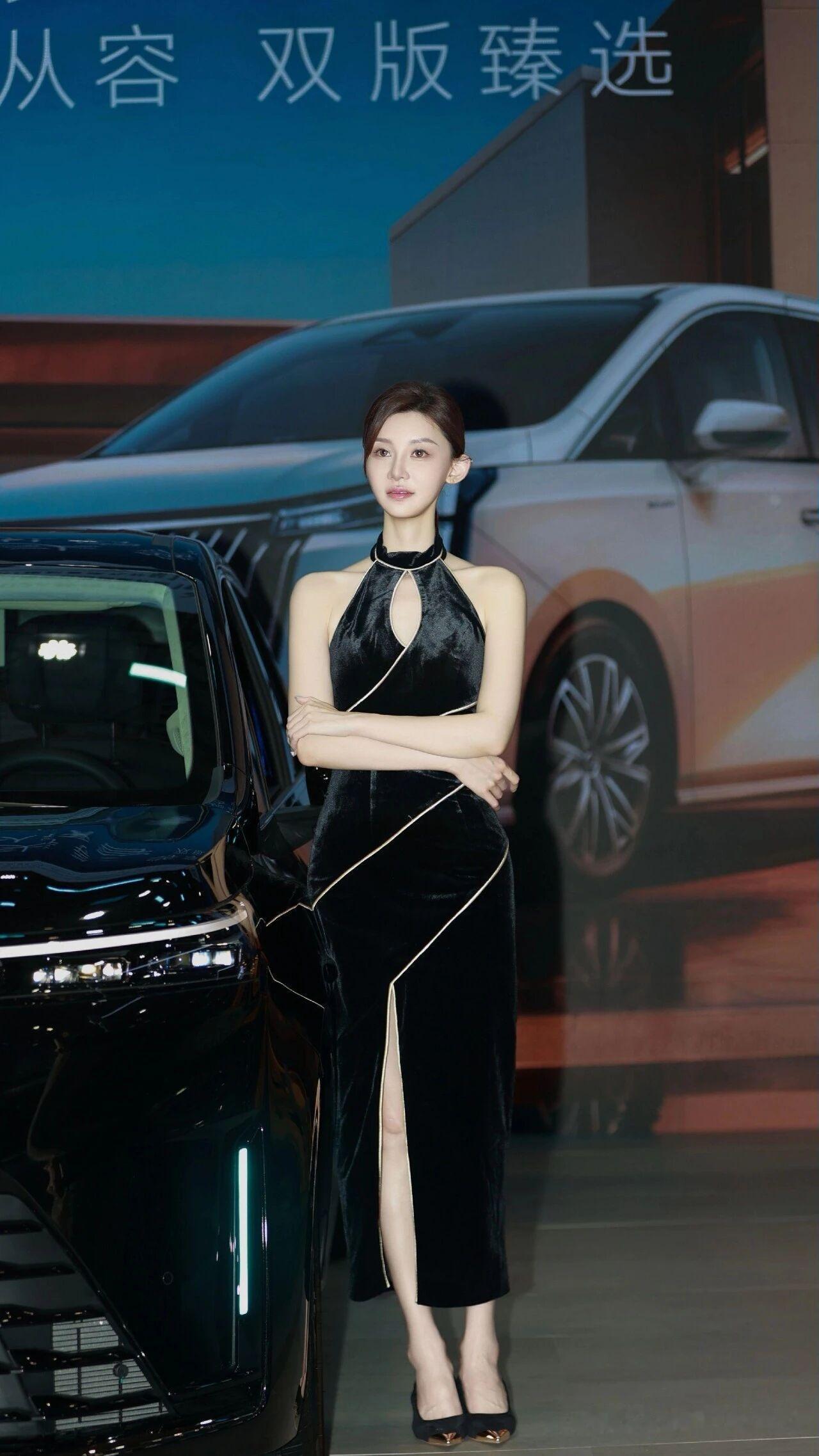 优雅车模与豪车同框，尽显奢华与时尚！💃🚗✨