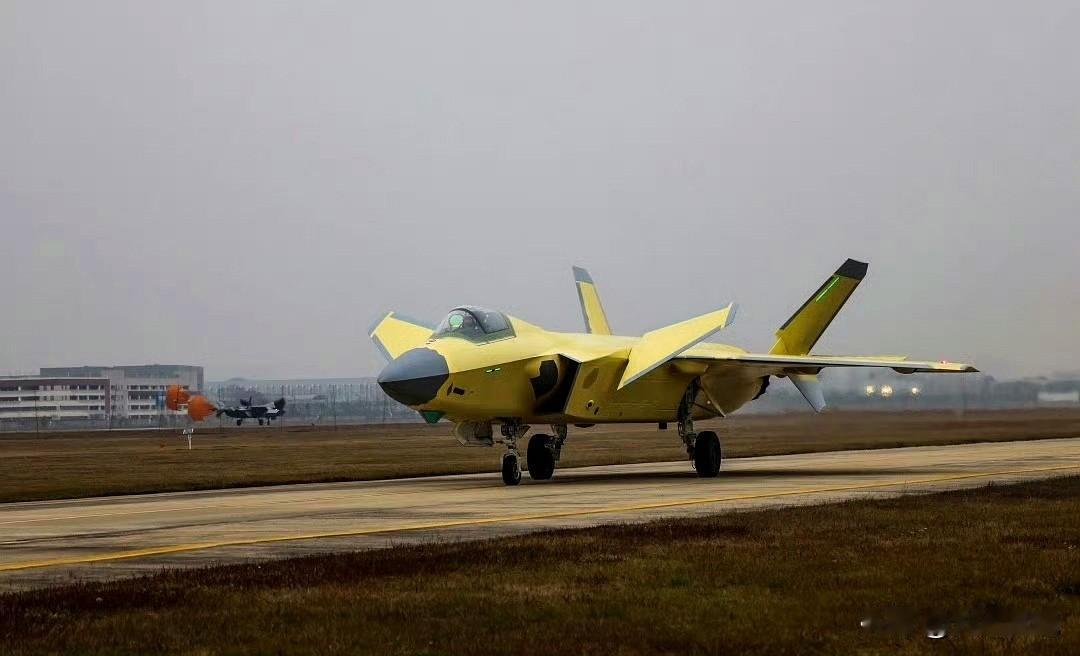 最新出厂的歼20A，成飞官方主动放出新机试飞图，一是纪念歼20首飞15周年，另一