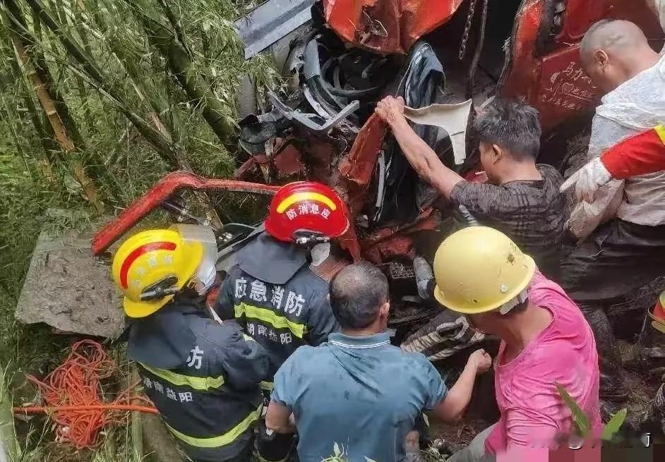 他们灭完了火，却没能回到家2月19日16时许，湖南省新化县炉观镇。一场火灾刚