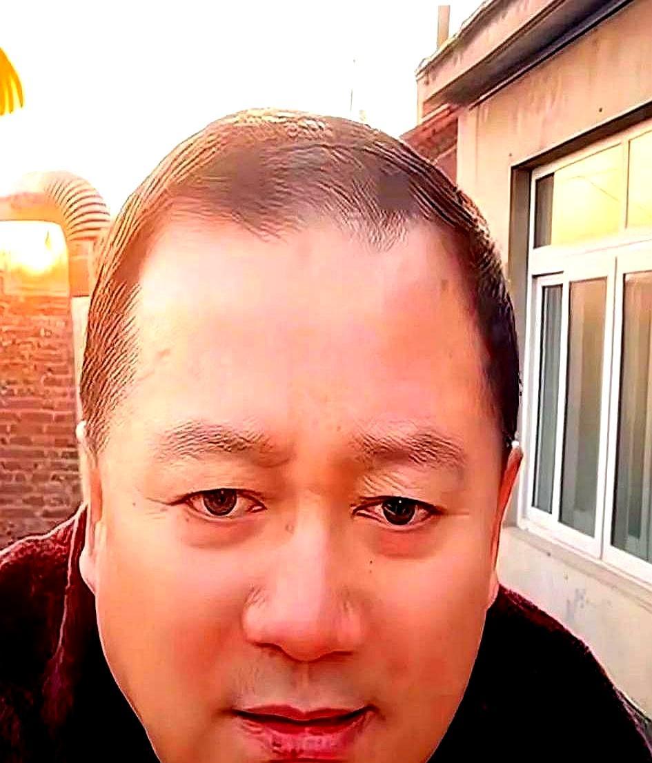 扒开闫学晶“大姐大”的皮，你会看到哈尔滨一个3000平米的剧场，养着上百号艺人。