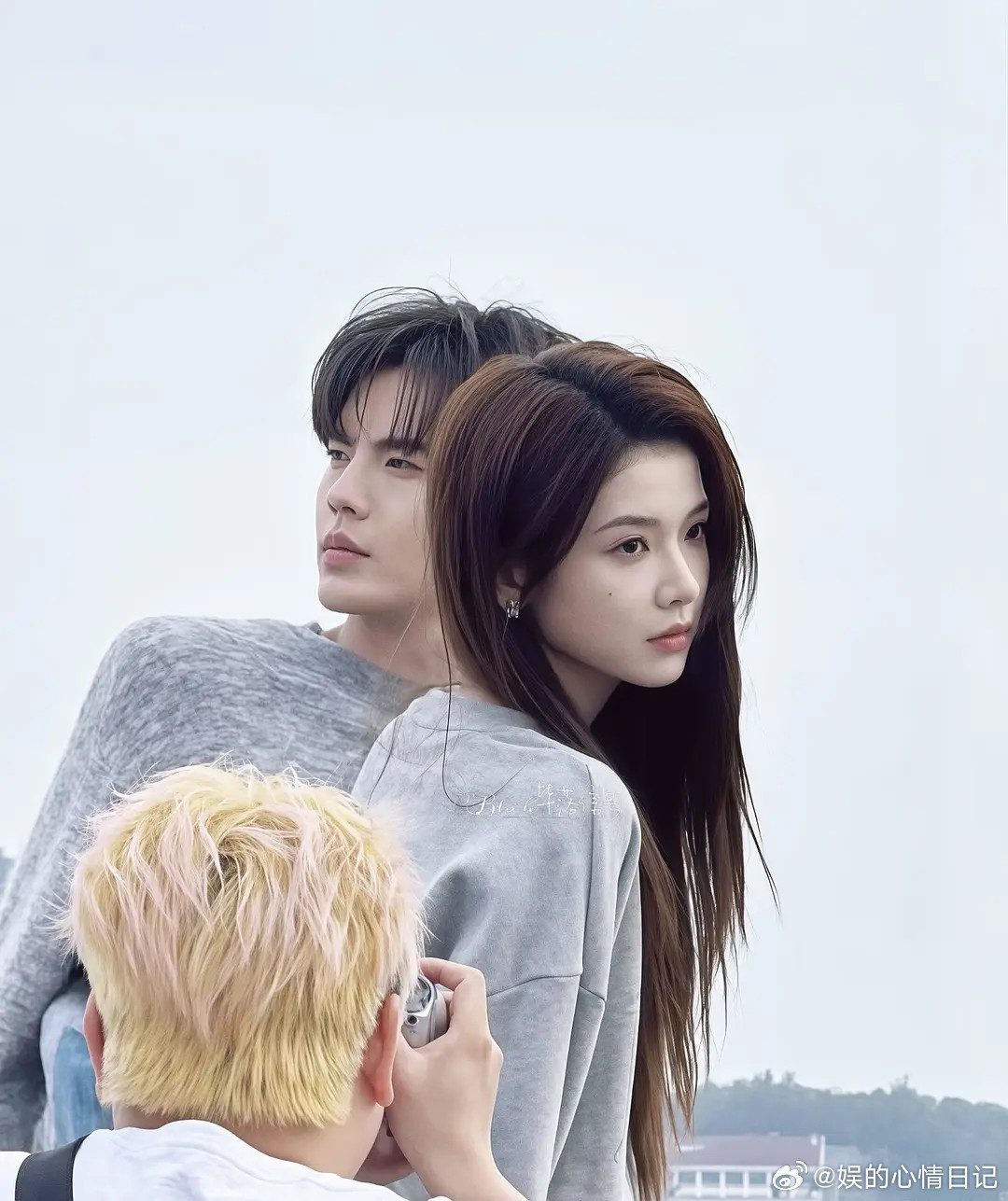 拉踩一下旁边的男生。。。麦的时候发狠。。麦完又不认。。。