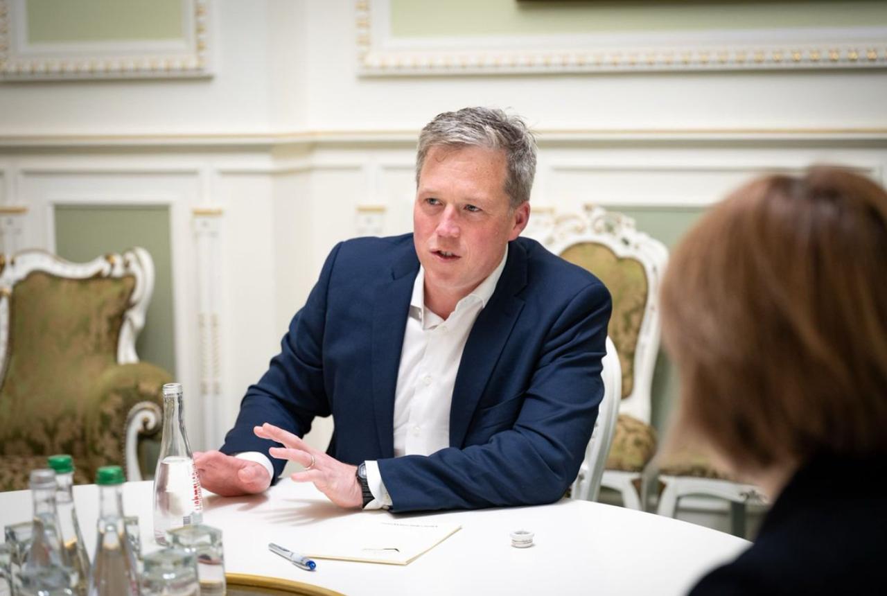 当着泽连斯基的面，美国特使下了定论：乌克兰必败，赶紧签字 前两天，白宫特使，