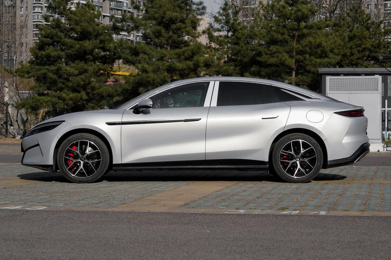 比亚迪够狠，汉唐L光有千伏平台，兆瓦闪充，3万转电机还不够，这次又加推4项大升级