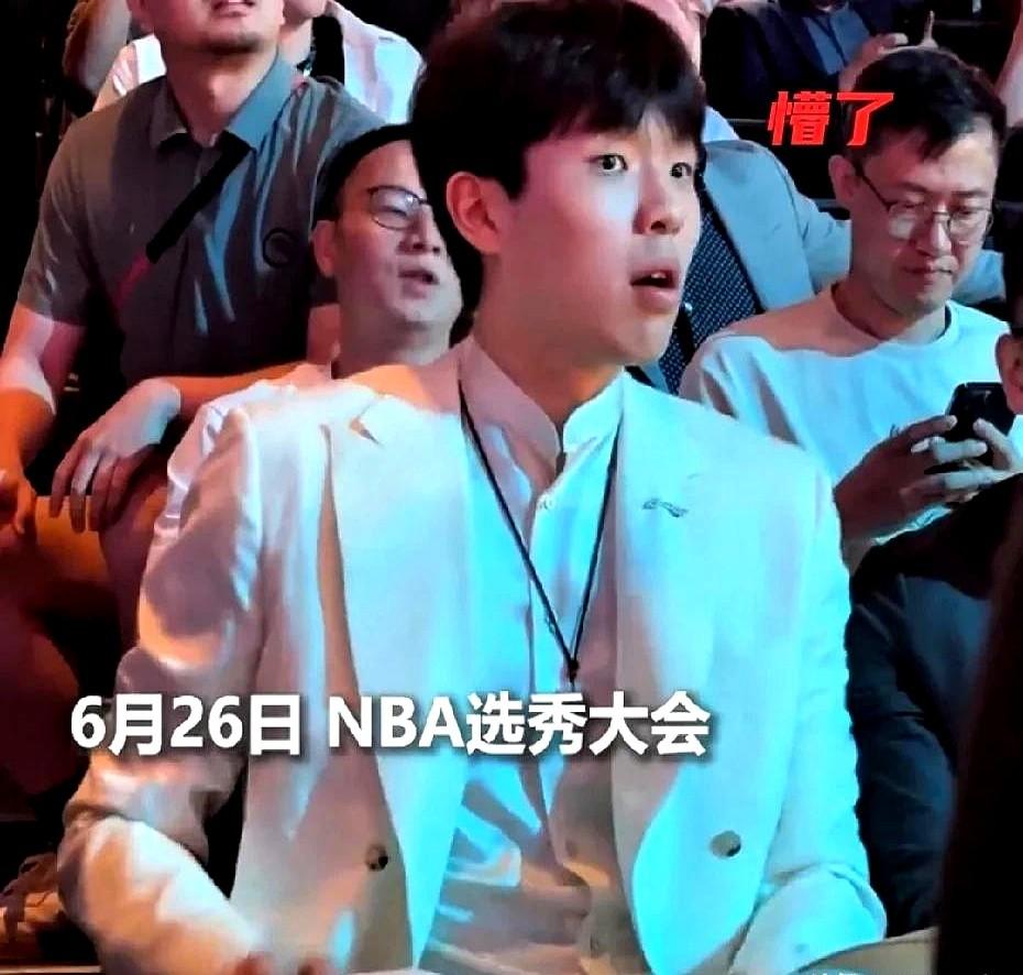 杨瀚森被开拓者选中后，明显有点懵，也有点失落！首先我猜想，杨瀚森第一看好的绝