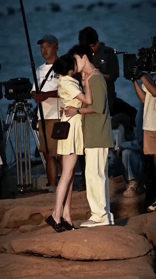 一觉睡醒，感觉鹿晗想把手机砸了！[捂脸哭]身为娱乐圈的人心理承受能力一定要强大，这