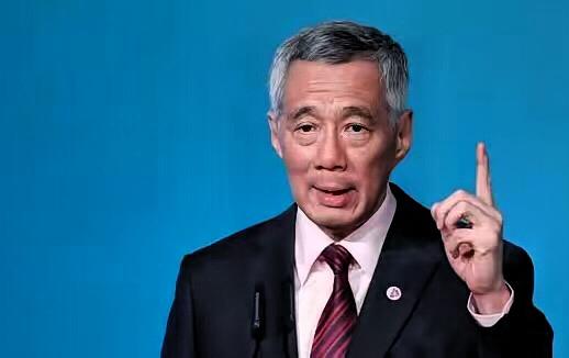 印尼的货船，以前去趟中国，得先在新加坡那儿拐个大弯，卸货、报关、再装船。新加坡啥