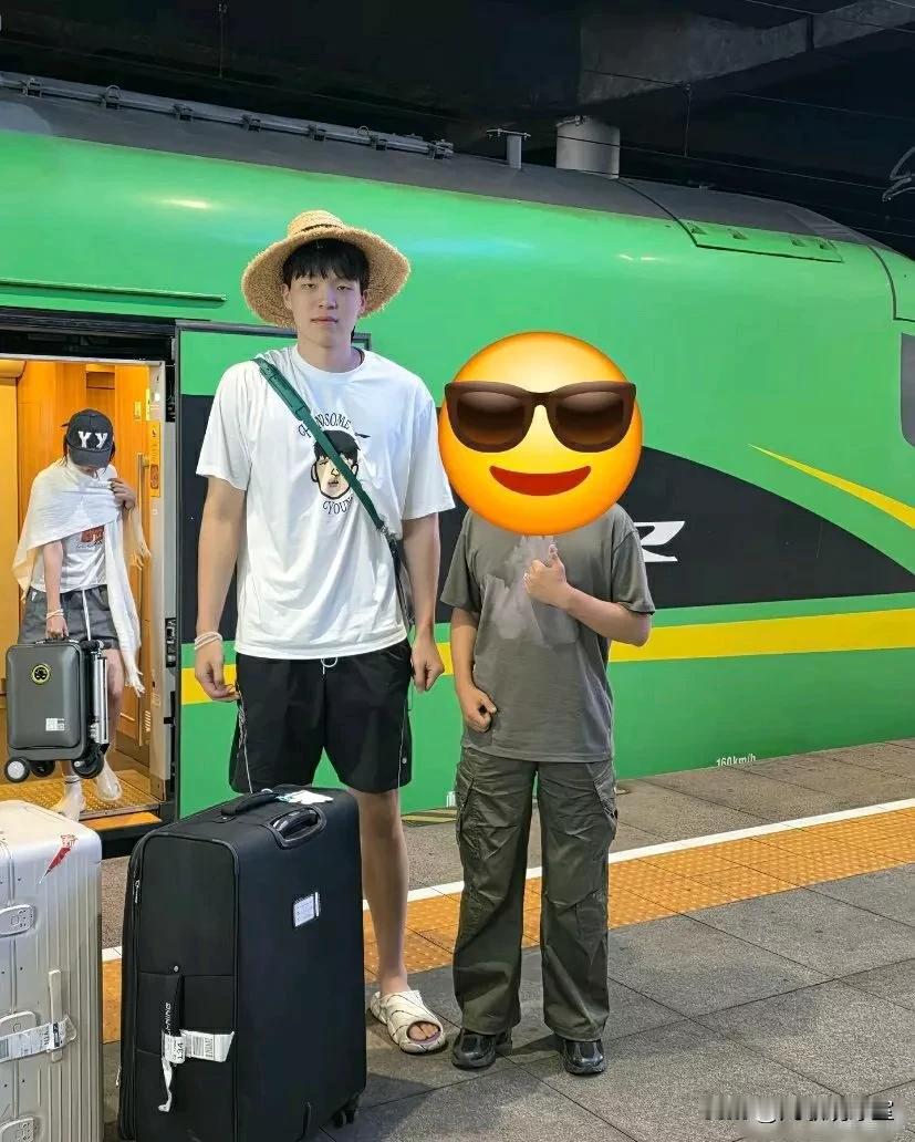 有球迷在新疆偶遇到旅游度假中的杨瀚森，同行中还有他的现任女友，杨瀚森在与球迷拍照