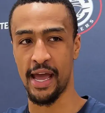 快船球员约翰-科林斯接受了媒体采访。当被问到球队赛季初6胜21负的糟糕战绩是否