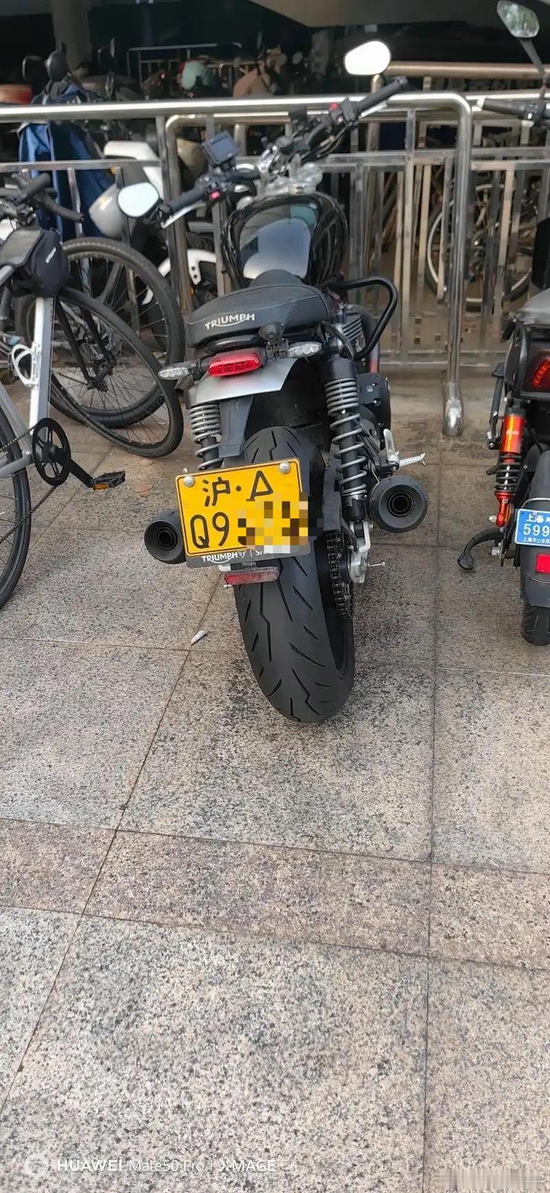 沪A牌照摩托车34万起拍这都算便宜的，现在买个摩托车，新车上沪A市场价都得40多