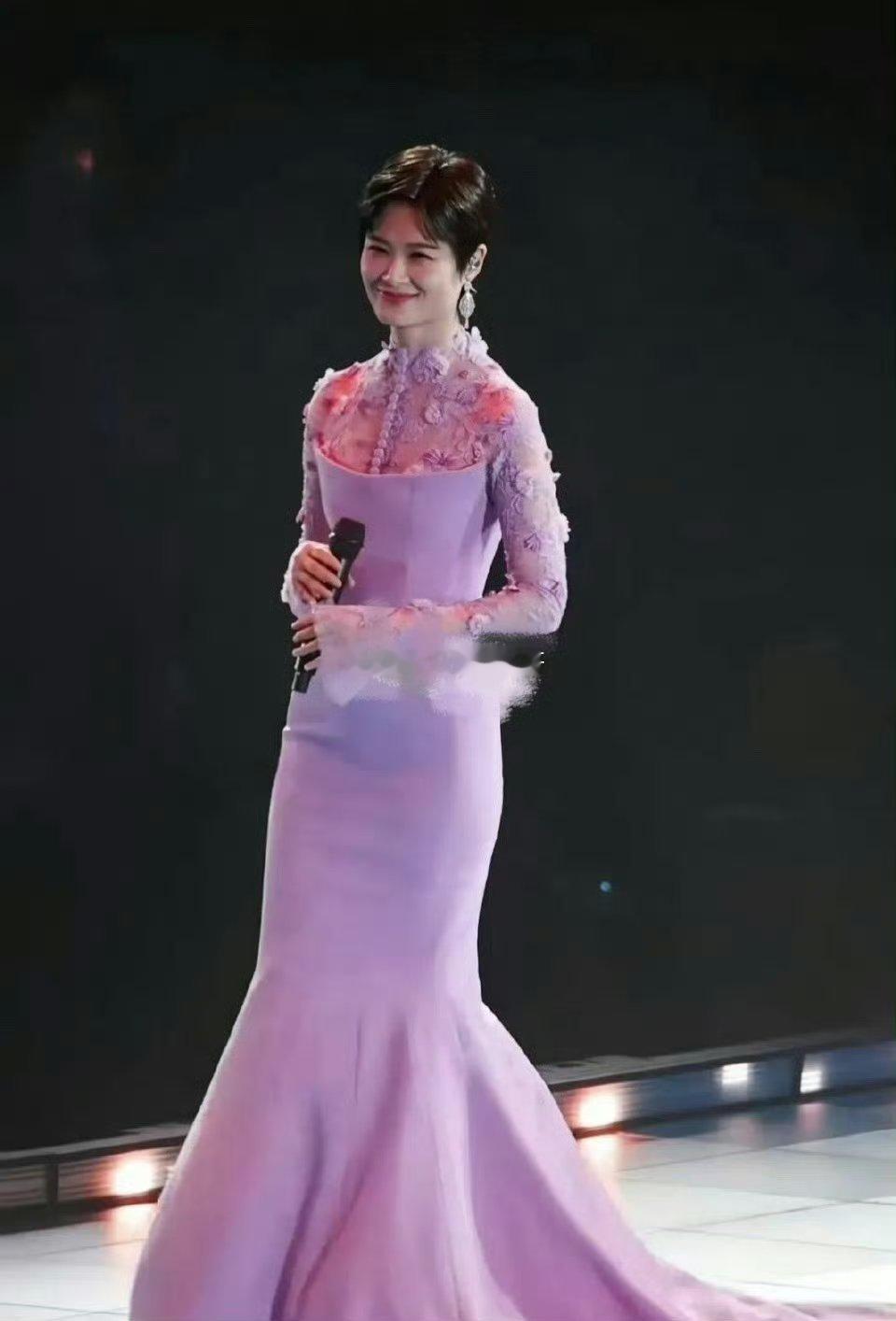 活久见啊，李宇春居然穿裙子了，还是这种颜色娇嫩的裙子！