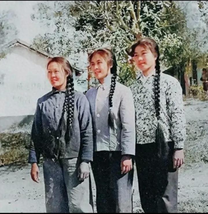 过去的女青年大都留有一条或几条长长的辫子。如果把头发披散开来，那绝对是一条壮观的