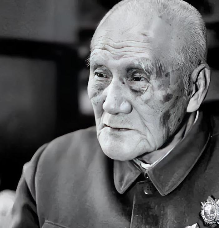 1941年延安，毛主席去食堂时，一个人拎着削尖的木棍朝毛主席后脑勺刺去，千钧