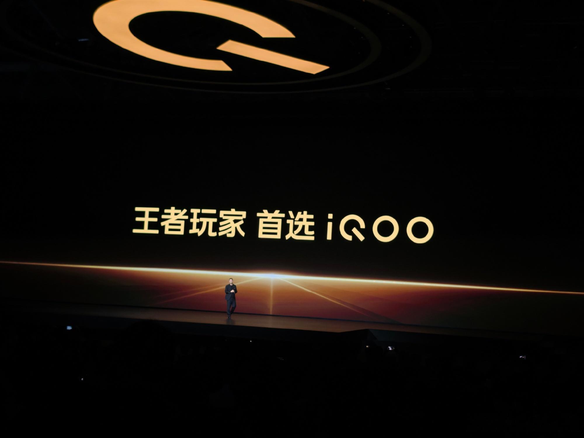 IQOO16毫无意外的搭载了第六代骁龙8超级至尊版，这也是高通历史上第一款2nm工艺，5GHz主频的