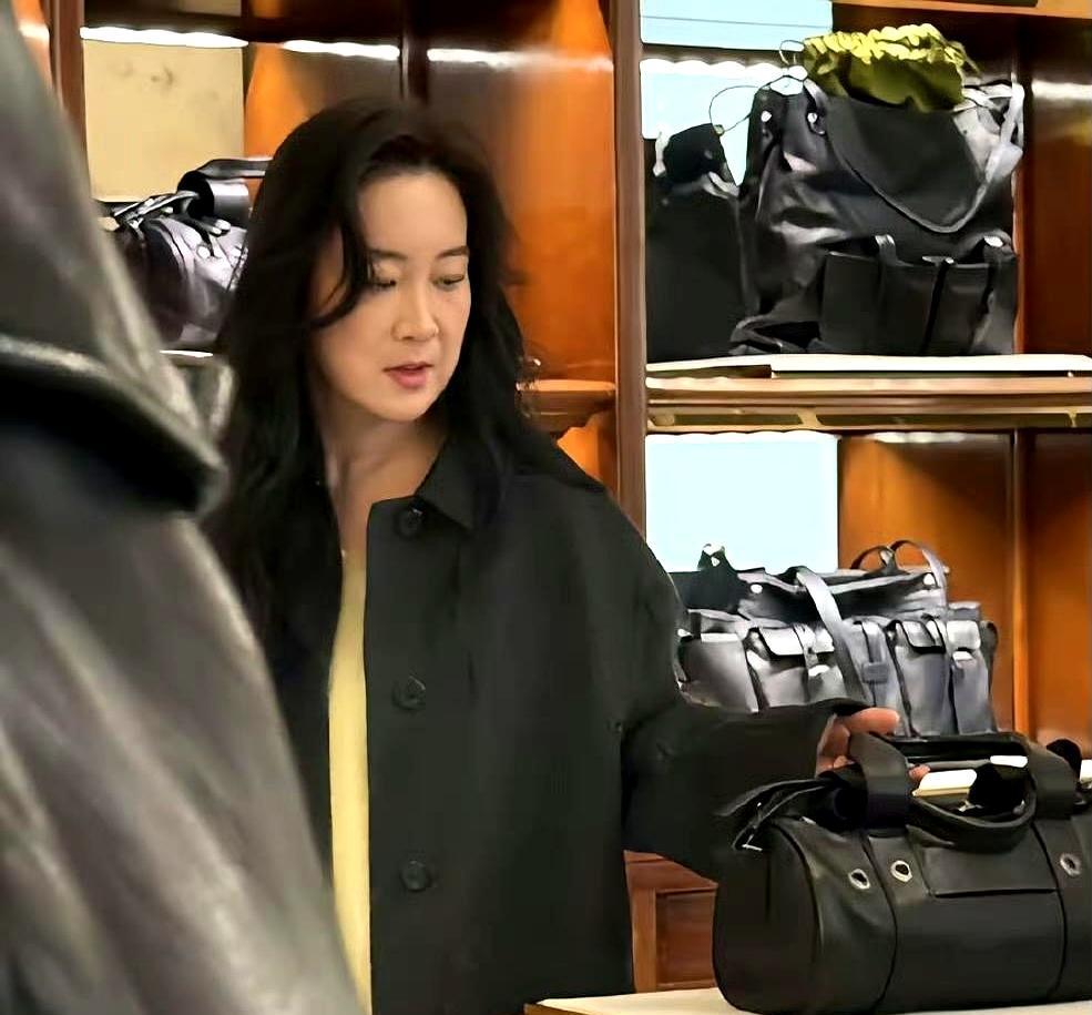 很多人怀念那个圆润亲切的贾玲，却很少有人关心，那个为了逗乐世界而维持肥胖的她，到