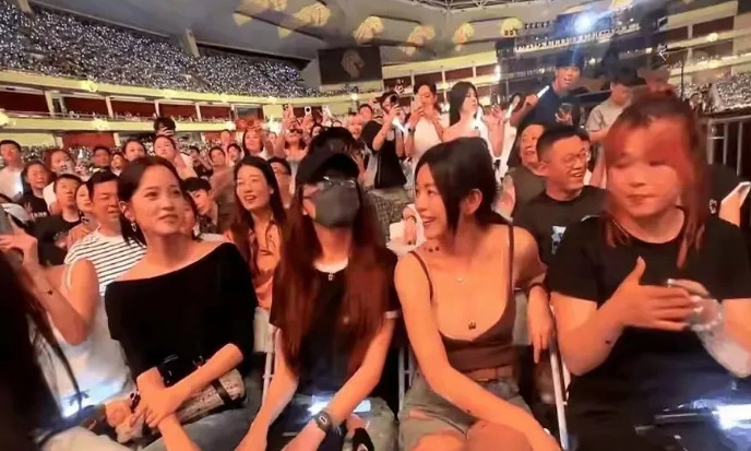 陈妍希这波操作也是没谁了，离婚后是彻底不管“乖乖妈妈”的标签了是吧？领口恨不得开