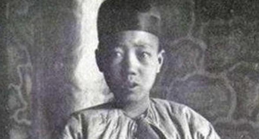 伺候妃子洗澡，孙耀庭捂着肚子逃了出去。婉容在浴室里喊了一声，他红着脸冲出门，