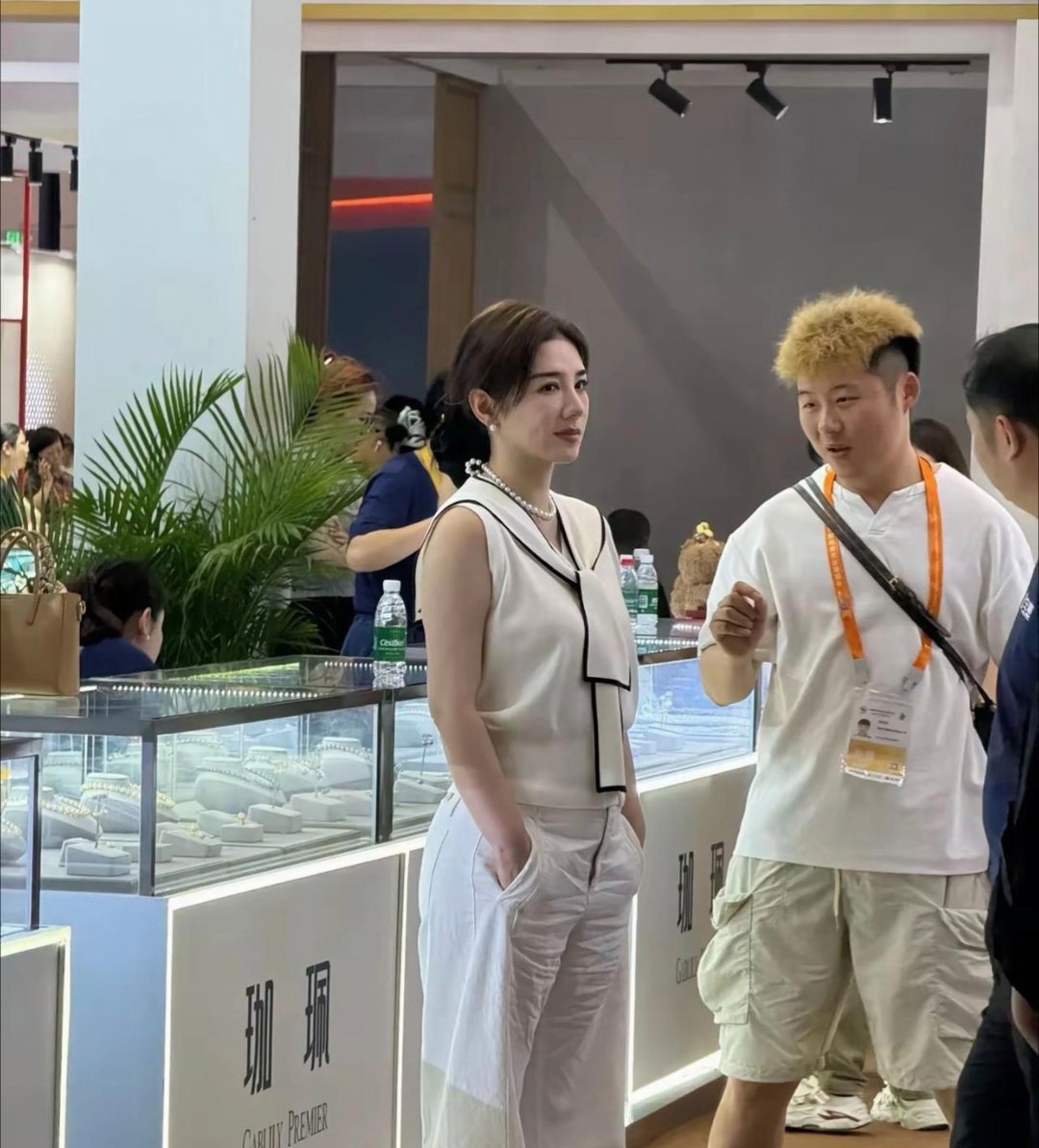 看来再贵的裤子都会有褶。