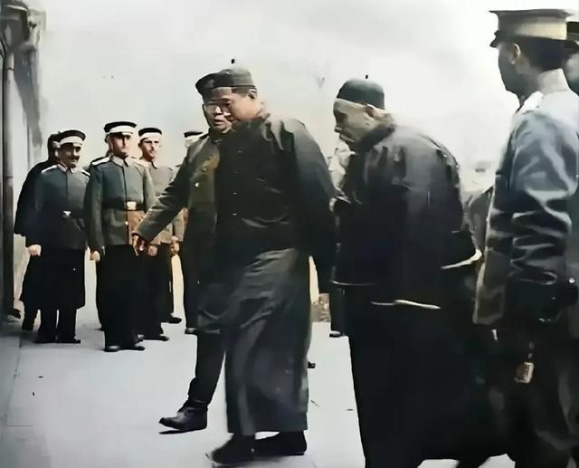 袁世凯能得到慈禧的信任，就是砸钱给慈禧身边的太监。每次觐见时身上会带数十张十两到