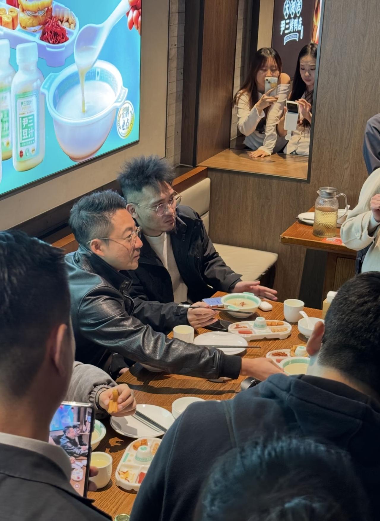 10月26日，有位网友在北京偶遇汪小菲，他现身前门一家餐厅喝豆汁的画面。汪小