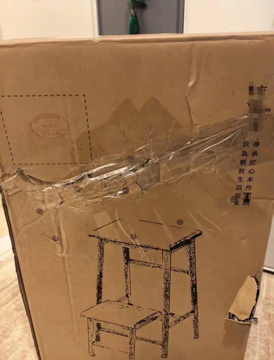 “我买的是一套椅子，拆开包装发现里边有块大银砖，我该怎么办？”2月3日晚，湖北省