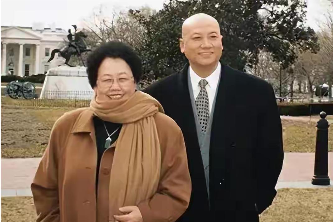 迟重瑞说，她走之前，把身后事都安排好了。大部分生意上的股份和产业，留给了赵勇他们