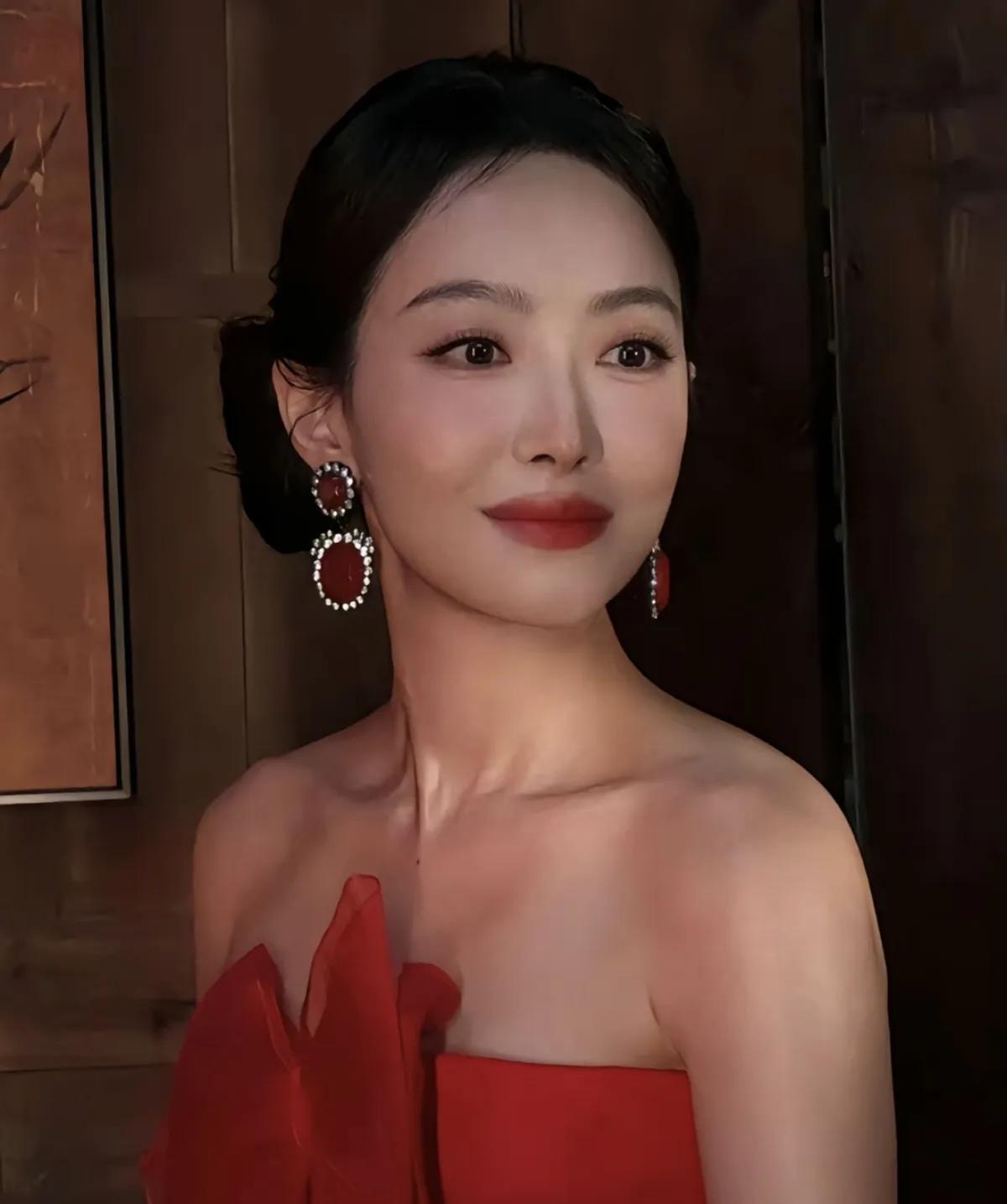 周冬雨居然这么好看无美颜无滤镜下她居然眼前一亮哇塞！身材婀娜多姿