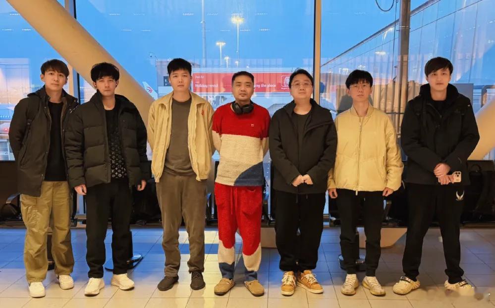 弹幕问杨哥为什么不找个洋教练，查理斯表示弹幕尬黑下面八，在教练这一块，老外也没几