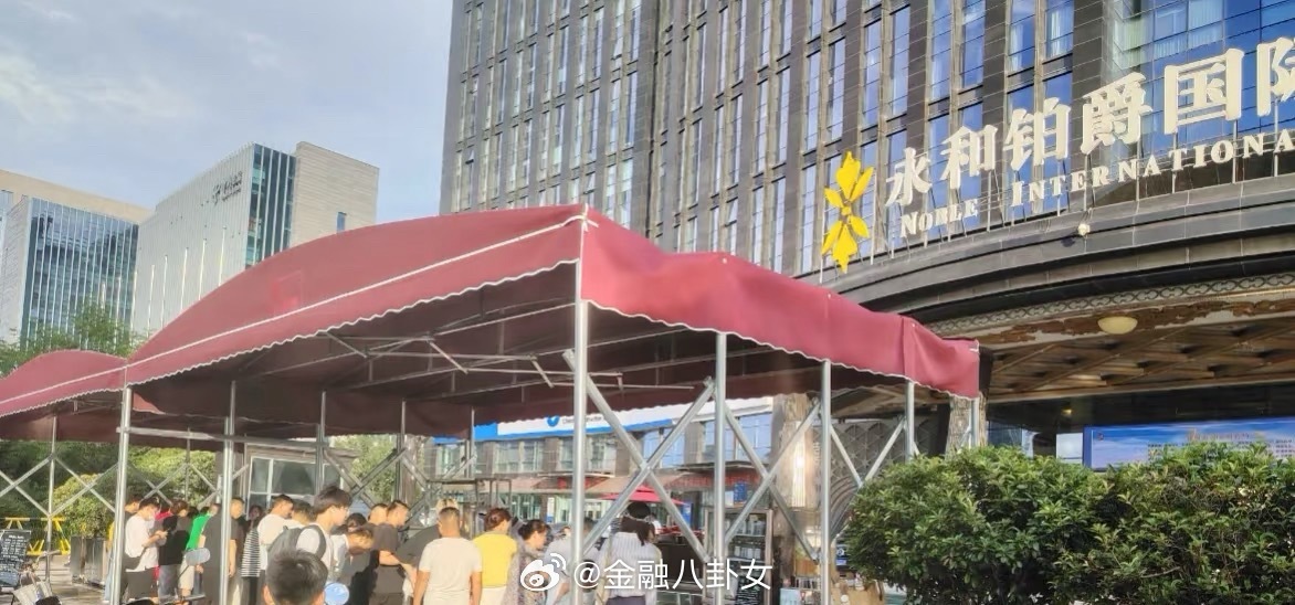 五星级酒店摆地摊日入3万仅4平方米的外摆摊位4小时营业额达1500-3000元高