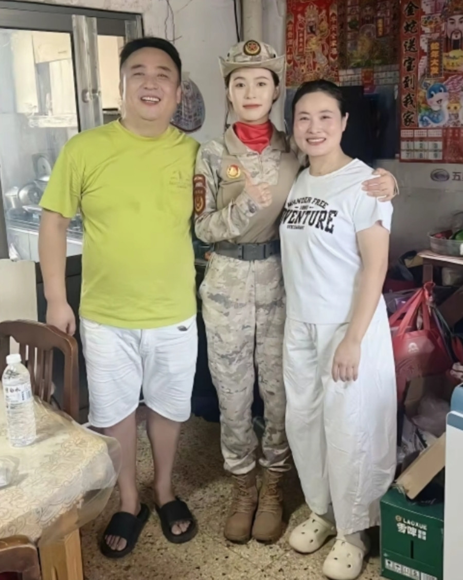 连云港女民兵周星秀参加大阅兵归来与父母欢聚时的一幕