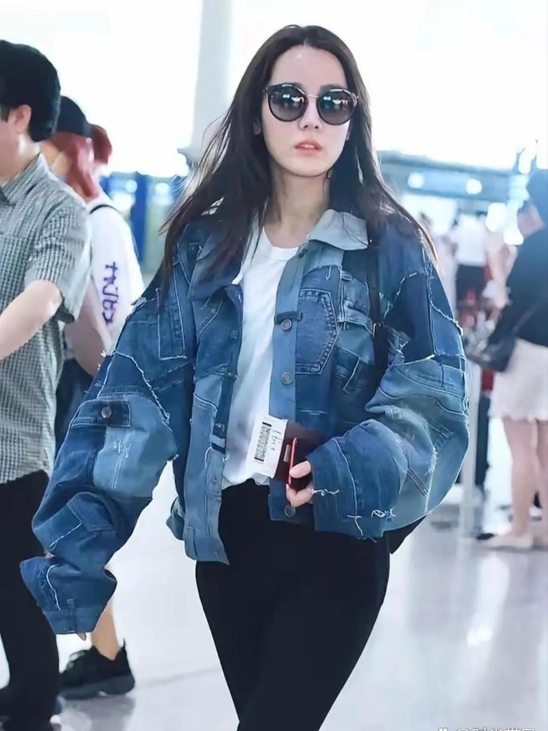 迪丽热巴牛仔外套穿搭攻略迪丽热巴这招太实用了！宽松牛仔外套配黑紧身裤，上松