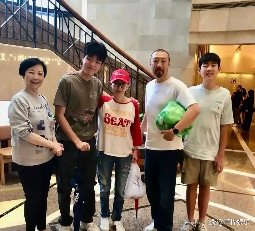 53岁陈慧琳全家福惊呆网友！富豪老公秃顶变光头，俩儿子身高都超180，豪门基因太