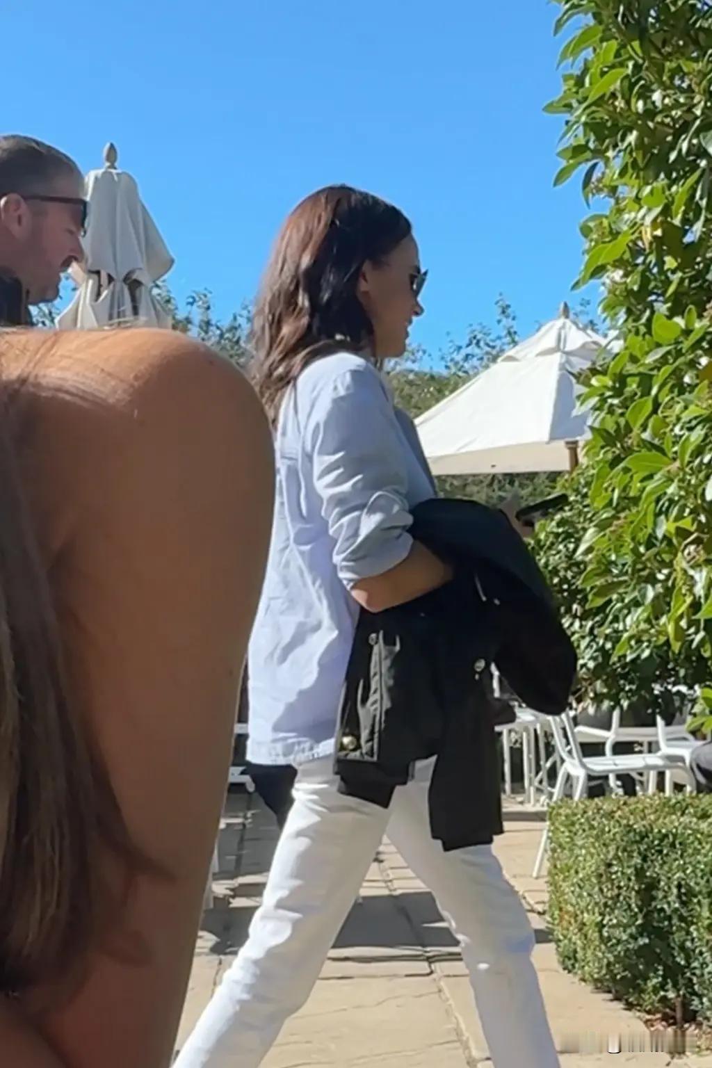 梅根现身！昨天，苏塞克斯公爵夫人梅根，被拍到现身某酒吧，跟好友见面聊天！这也是梅