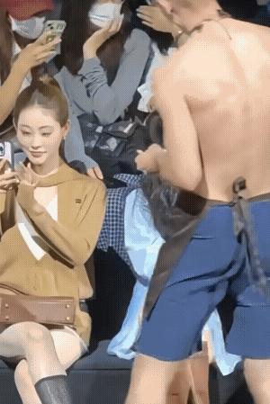 沈月看到半裸男模的反应沈月沈月看到半裸男模的反应！一沫真挚的情话​​