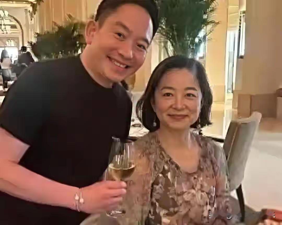 71岁林青霞喝下午茶被偶遇，女神的状态也太好了，根本没有老人味，贵气十足的一张脸