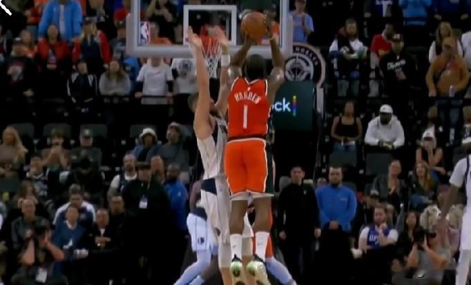 犯规了吗？克莱谈最后时刻防守哈登被吹三分犯规：“我不理解，那为什么是一次犯规