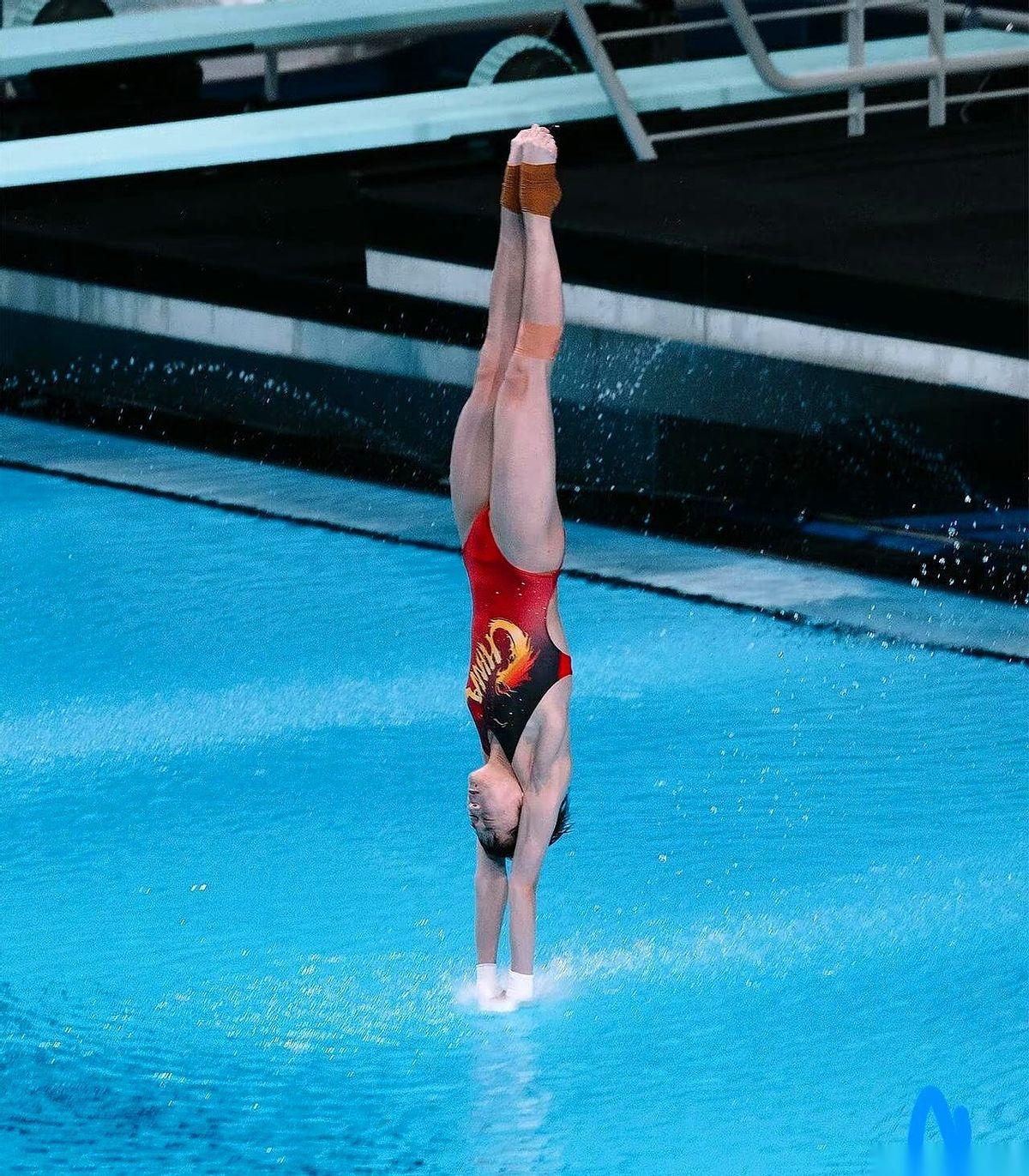 脚踝距腓前韧带损伤，关节腔积液。就带着这个伤，全红婵，那个小不点，又站回了10