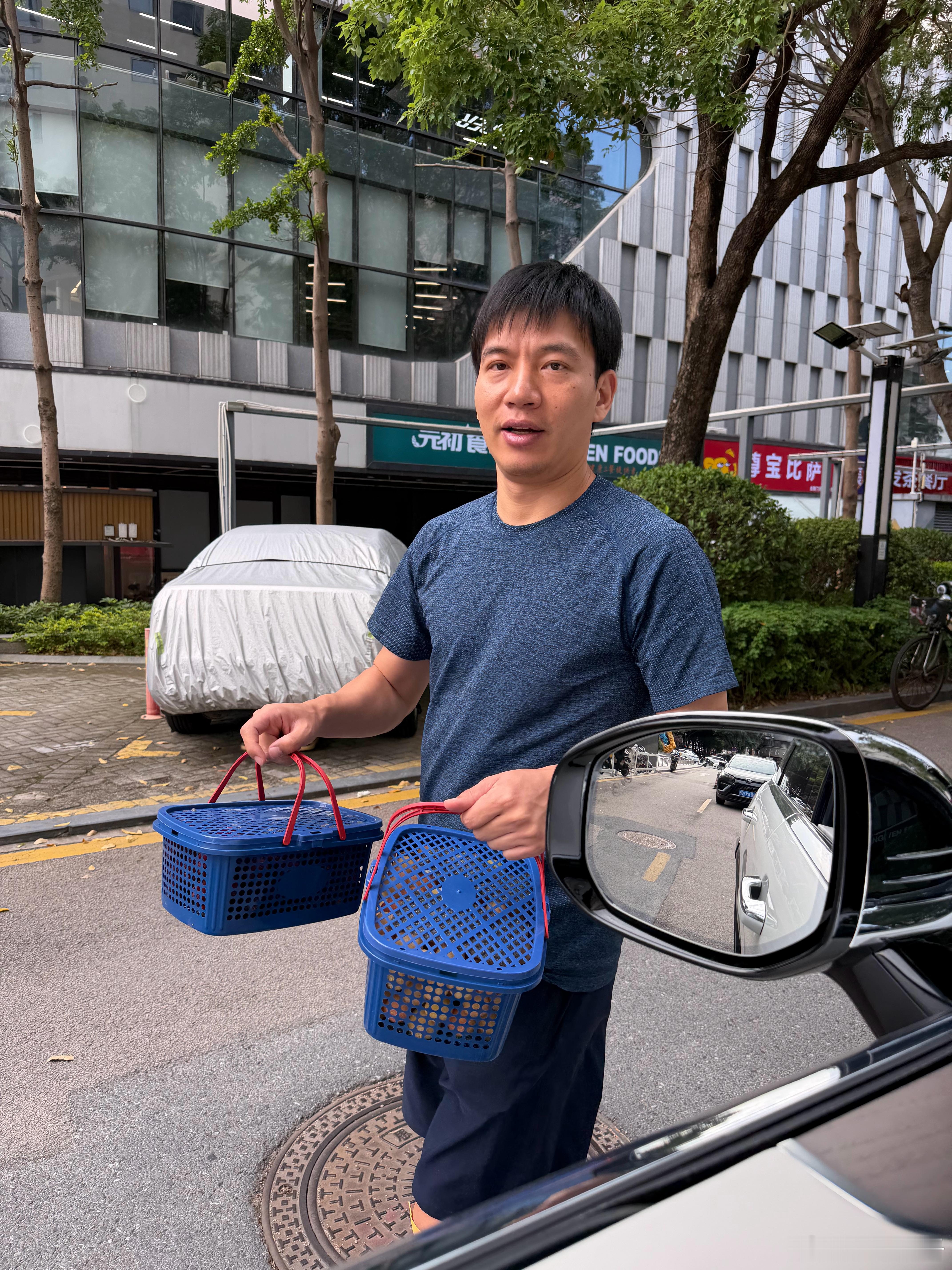 我这个兄弟真是个好人，听说漳州杨梅今年滞销了，特意去买了一车来，挨个朋友送，真的