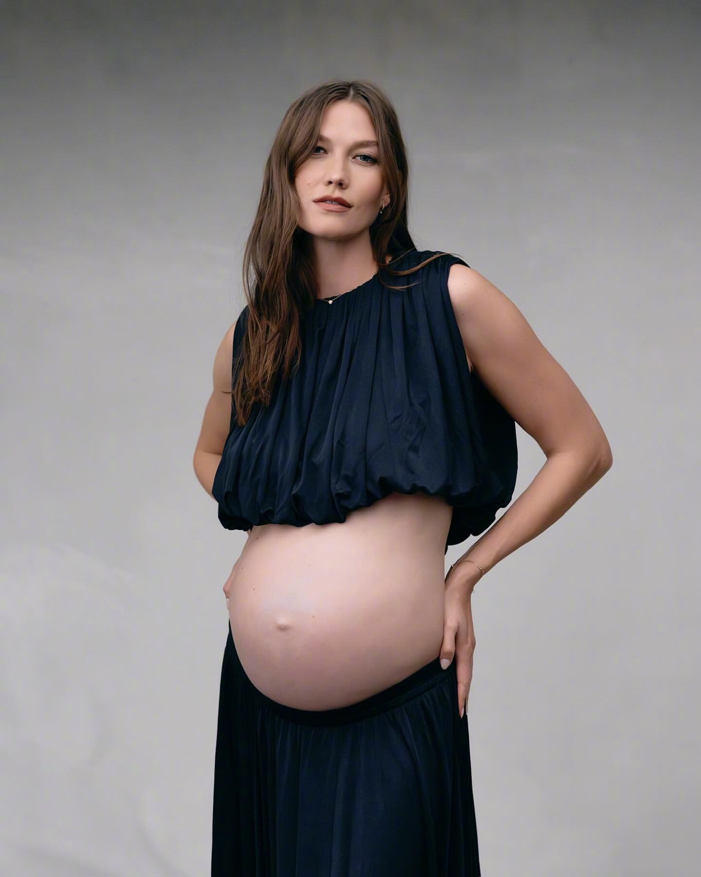 迎来33岁生日的超模卡莉·克劳斯（KarlieKloss）分享了最新三胎孕照，