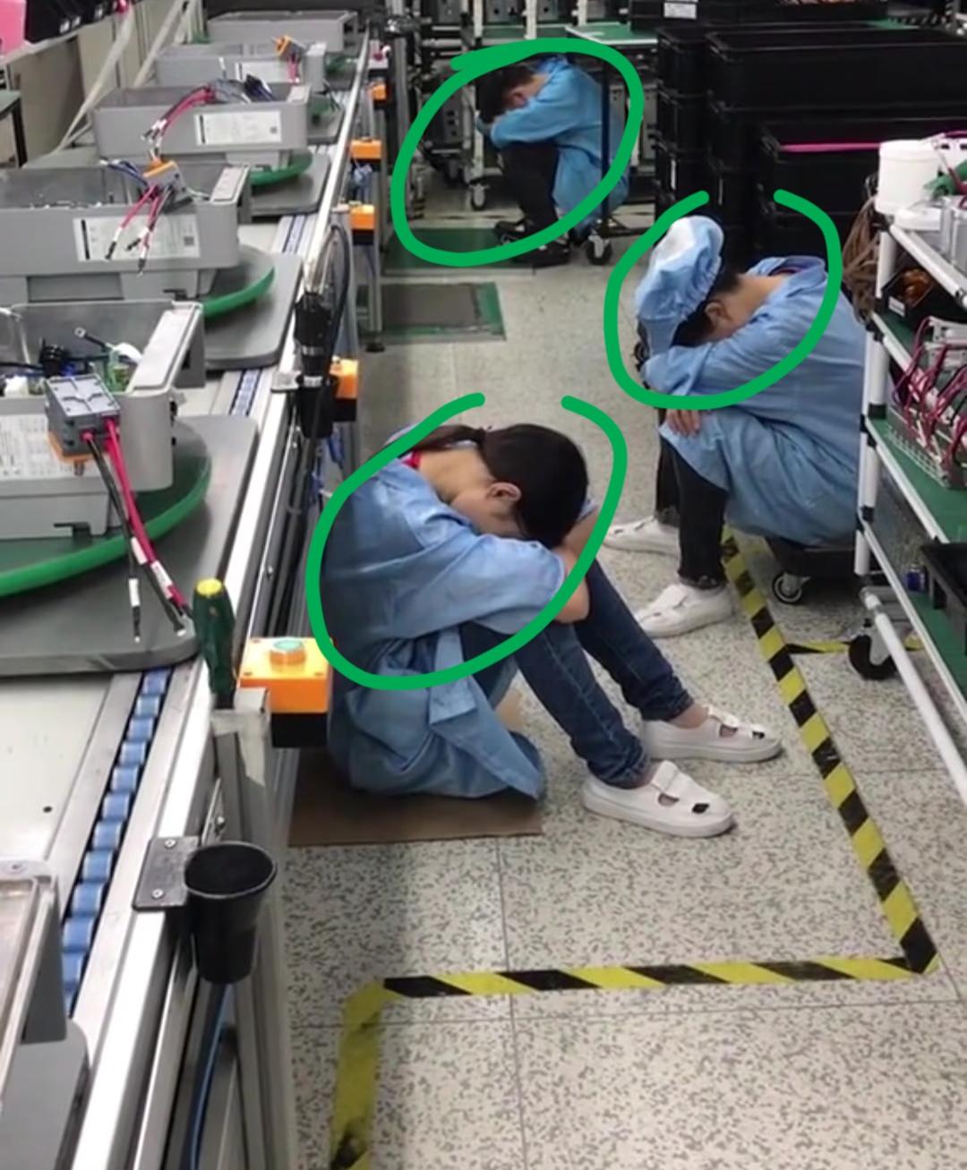 保安用手机拍下这几个员工上班时间睡觉，其实也就夜班休息时间45分钟睡过头2分钟而