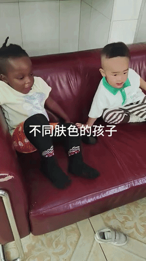 中国小孩和非洲黑人小孩坐在一起玩耍。大家觉得哪个孩子更可爱？反正我觉得还是咱