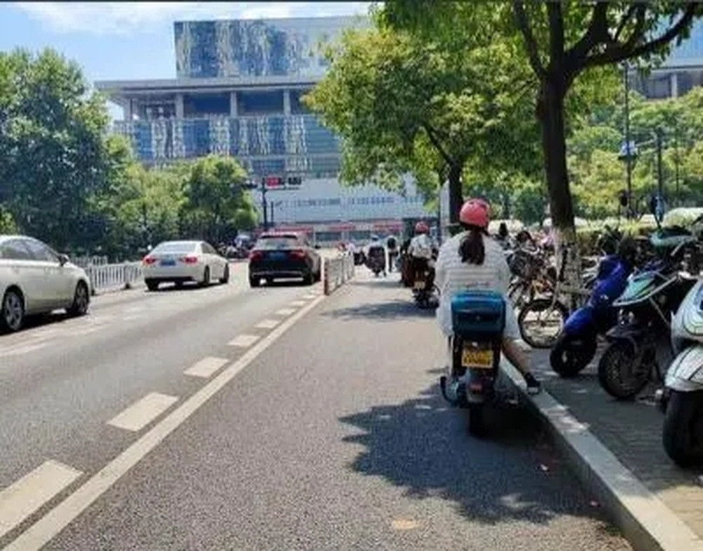 车辆“避晒式”等红灯引争议, 交警回应