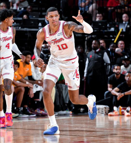 火箭对阵掘金，本场比赛火箭队使用五高阵容对阵掘金队，这样的首发阵容前一场比赛战胜