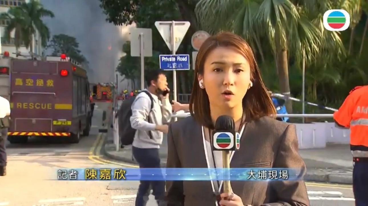 香港的新闻主播陈嘉欣，被称为现实版的新闻女王。她在失火小区旁边住了几十年，以记者