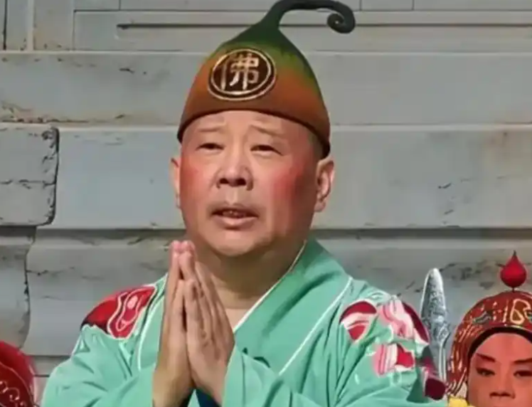 被立案调查才24天，53岁郭德纲再迎噩耗，这一次，恐怕真的很难再全身而退了。 9月，原本在青岛和廊坊