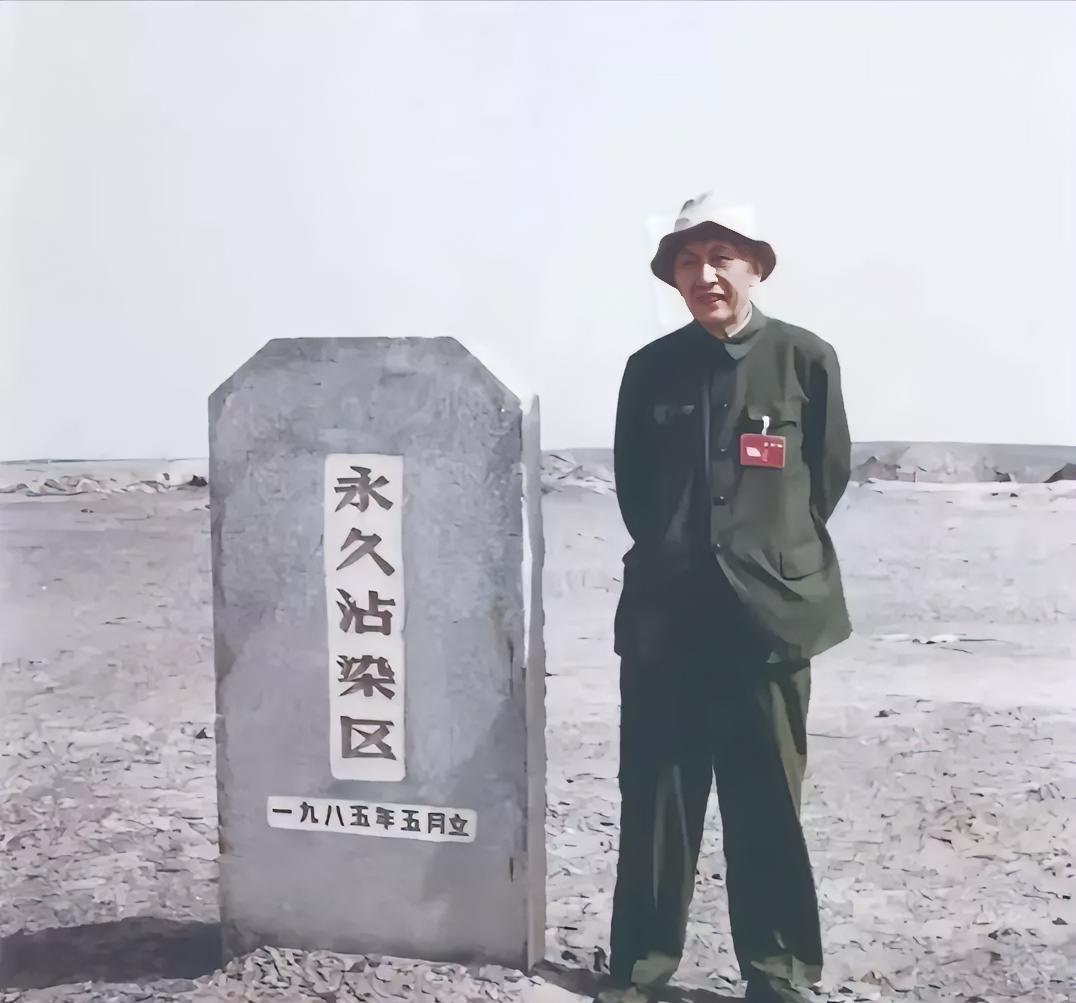 1993年，古稀之年的朱亚光重回罗布泊，来到当年的试验场，站在“永久沾染区”的界