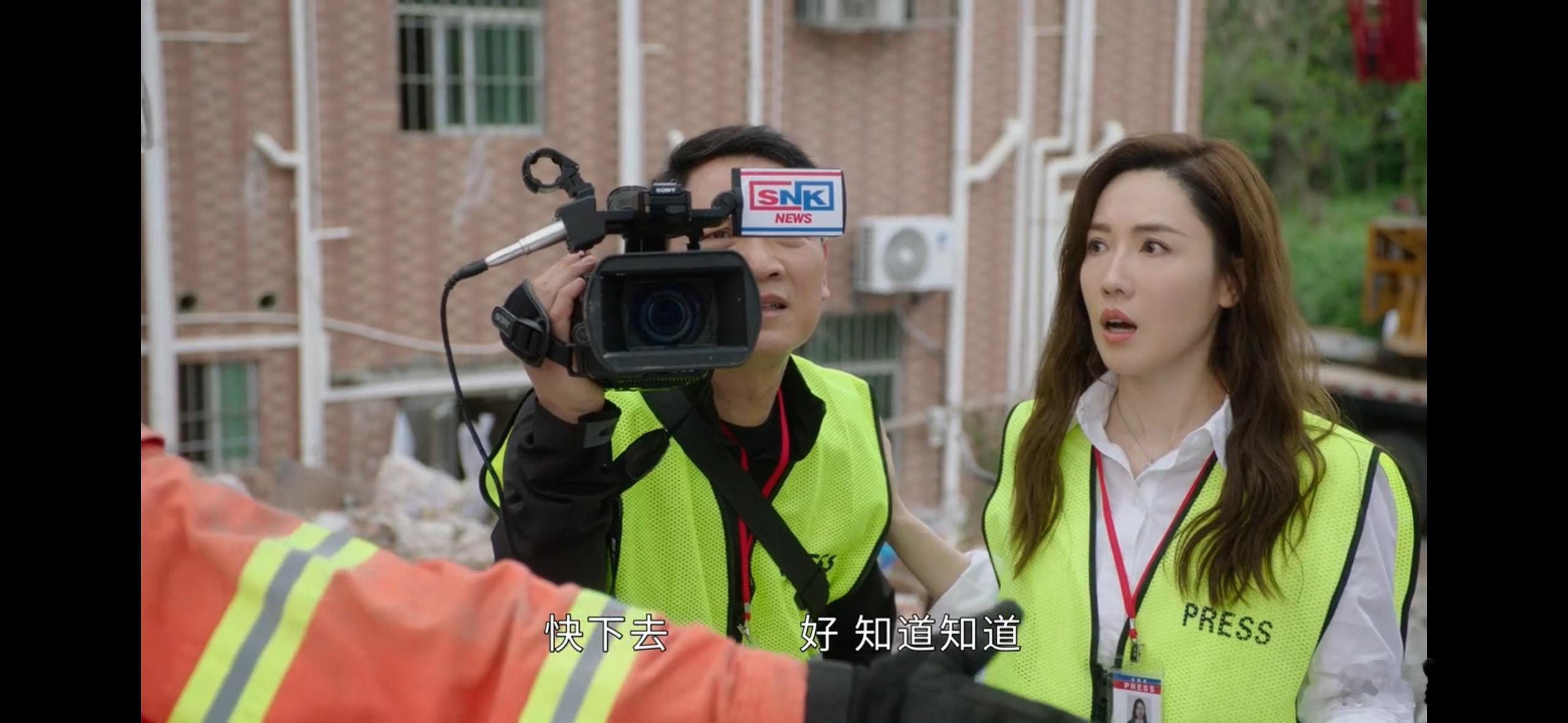新闻女王2预判这一块紧跟现实节奏不落后！香港大楼坍塌事件刚发生，剧中第一集就有类