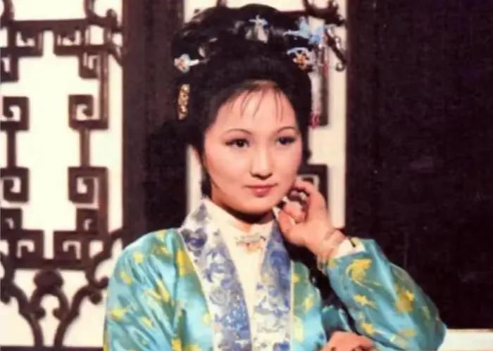 同样是八面玲珑，为啥平儿的风评比宝钗、袭人好？先看行事初衷。平儿的玲珑，更多是