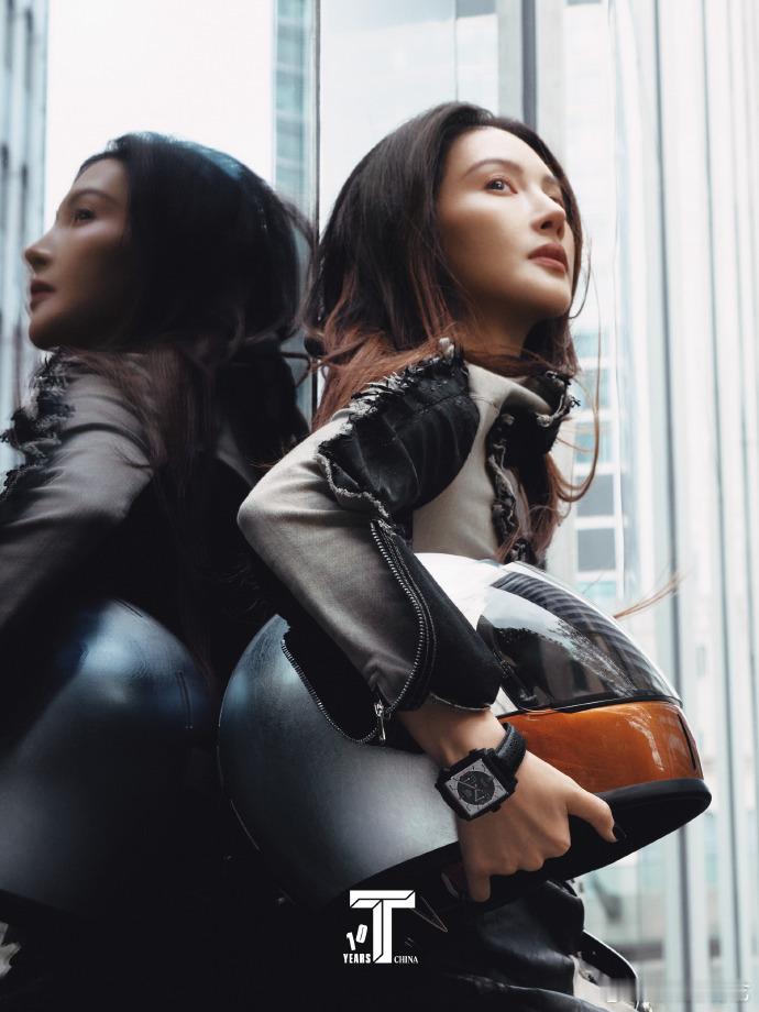 金晨这个身材我爱了，小蛮腰真的好细啊，大长腿也很优越！简直就是画报里面的时尚都市